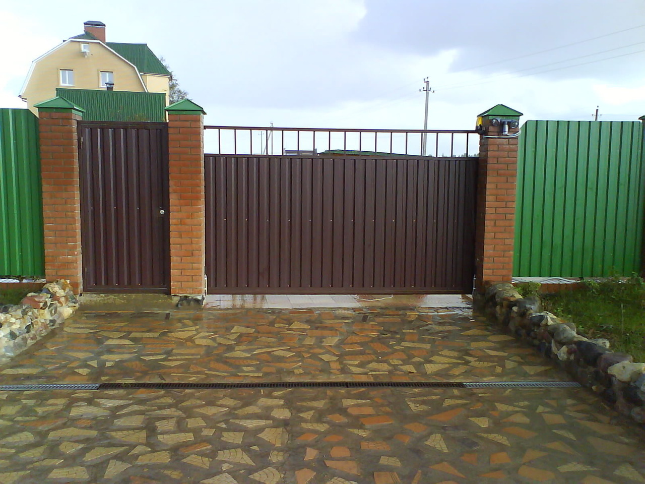 blog image Avantajele și dezavantajele diferitelor materiale pentru porți